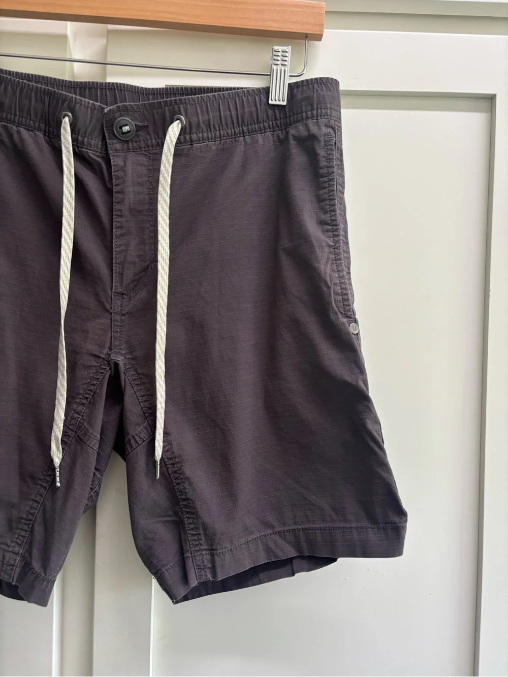 Vuori Ripstop Shorts V370 Men’s Medium Gray Performance Casual Drawstring Shorts